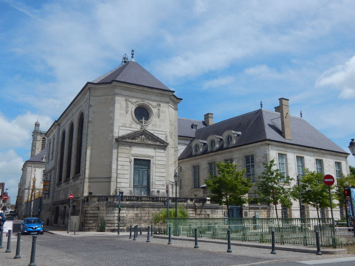 Hôtel-Dieu-Le-Comte, entrée Cité du Vitrail © Cité du Vitrail_2018 (1).JPG